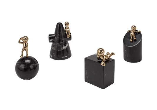 Figura de Latón Color Dorado en Base de Mármol Negro