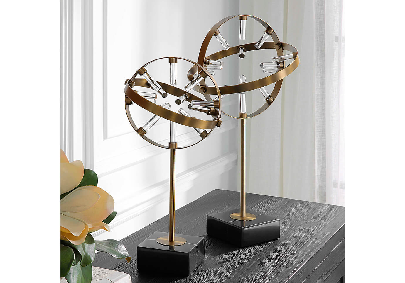 Escultura "Órbita" de Metal Dorado con Base de Mármol Negro