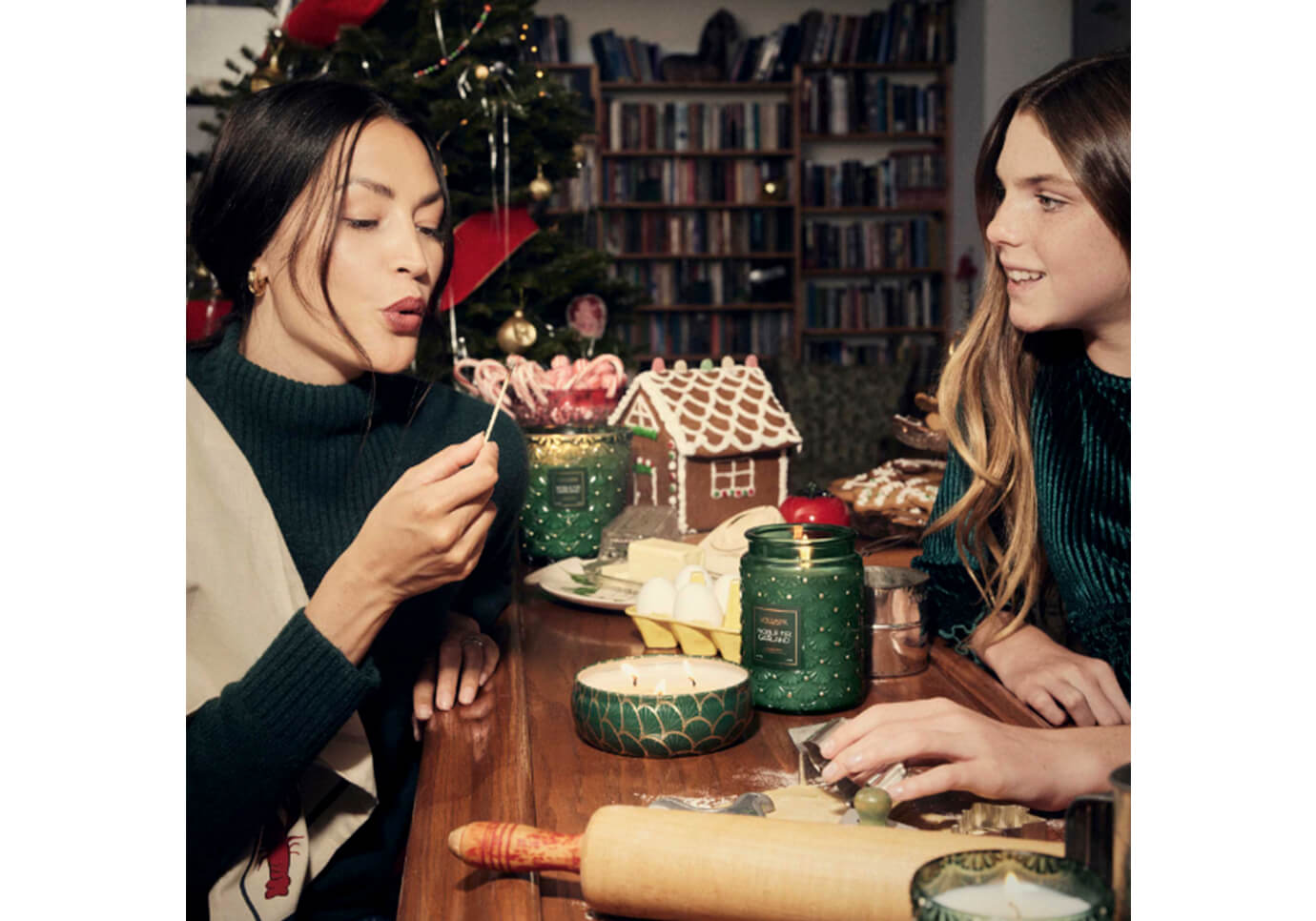 Vela Aromática Voluspa Noble Fir Garland Envase Metálico 12 Oz.