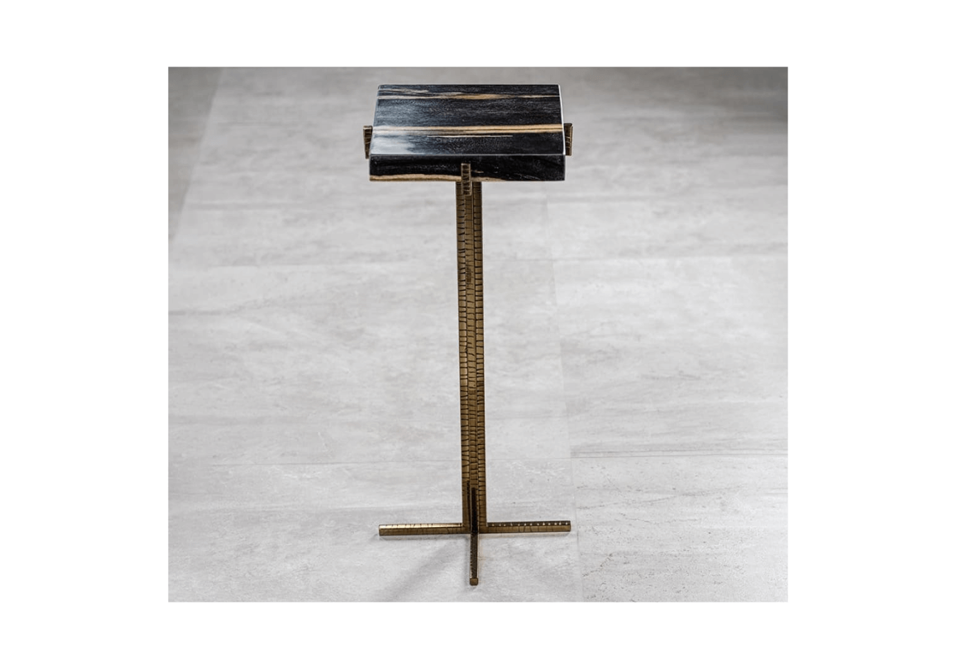 Mesa Fortaleza Ocasional Cuadrada de Madera Petrificada con Base Dorada