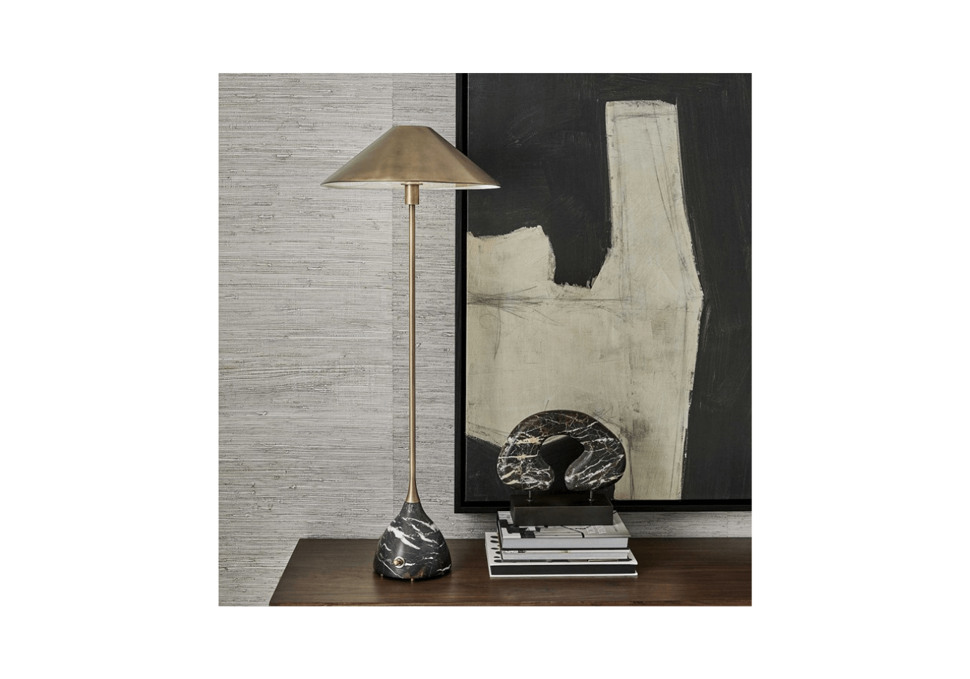 Escultura de Herradura Suspendida | Mármol Negro con Vetas Doradas y Base Rectangular