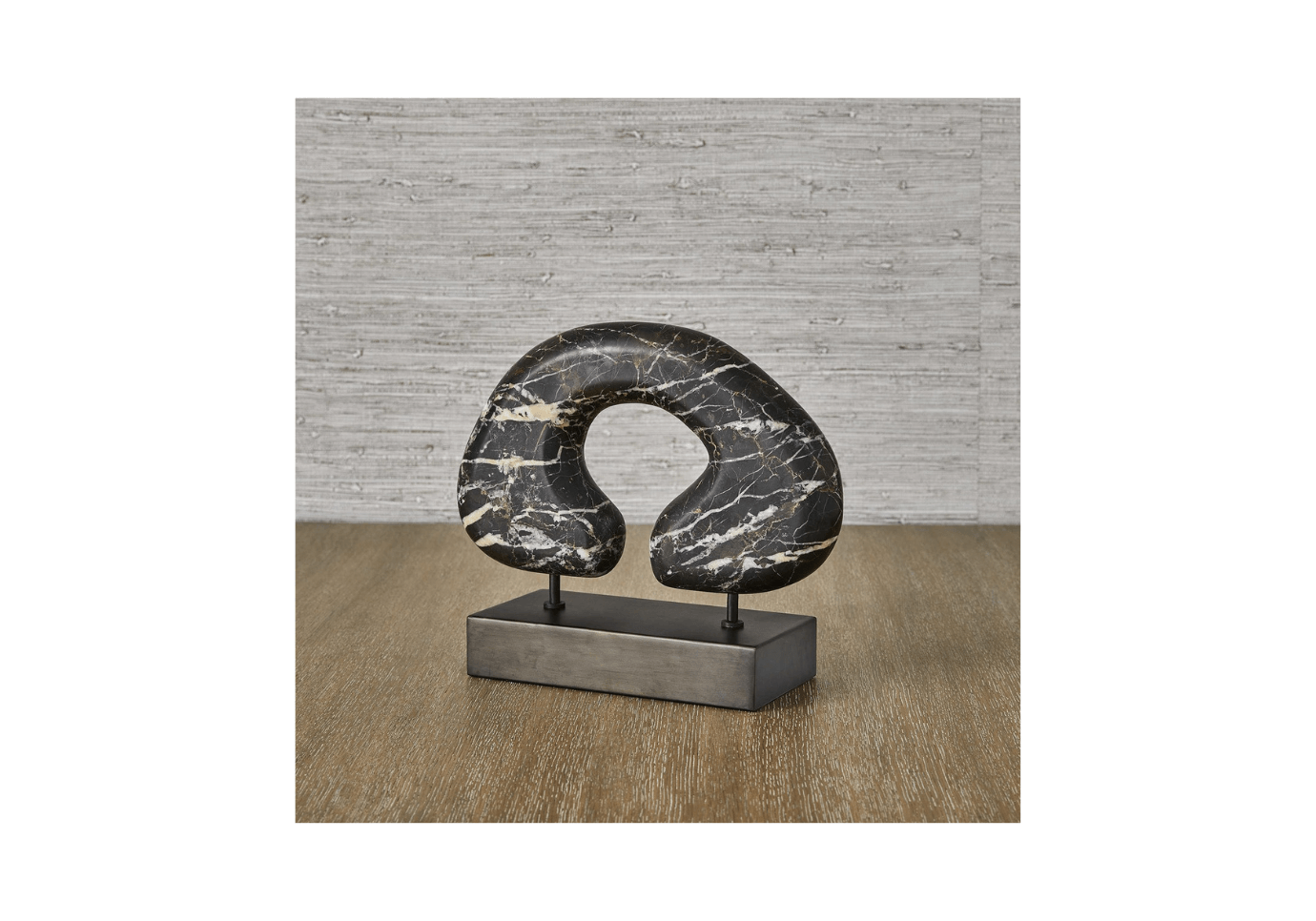 Escultura de Herradura Suspendida | Mármol Negro con Vetas Doradas y Base Rectangular