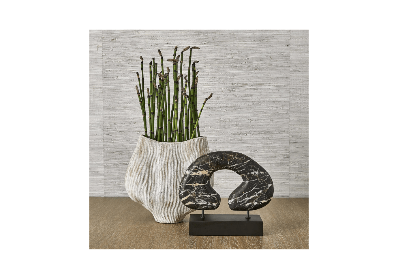 Escultura de Herradura Suspendida | Mármol Negro con Vetas Doradas y Base Rectangular