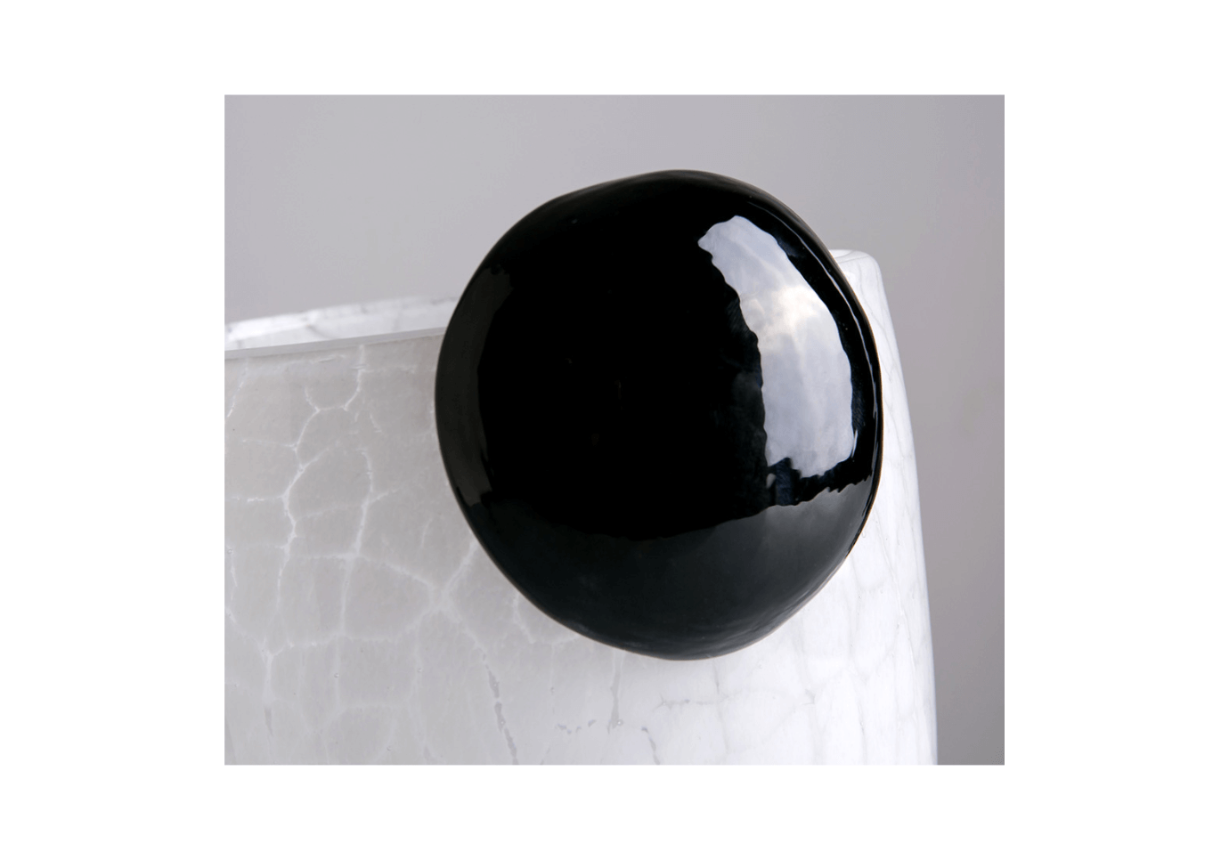 Florero de Vidrio Cilindro Blanco Craquelado con Circulo Negro