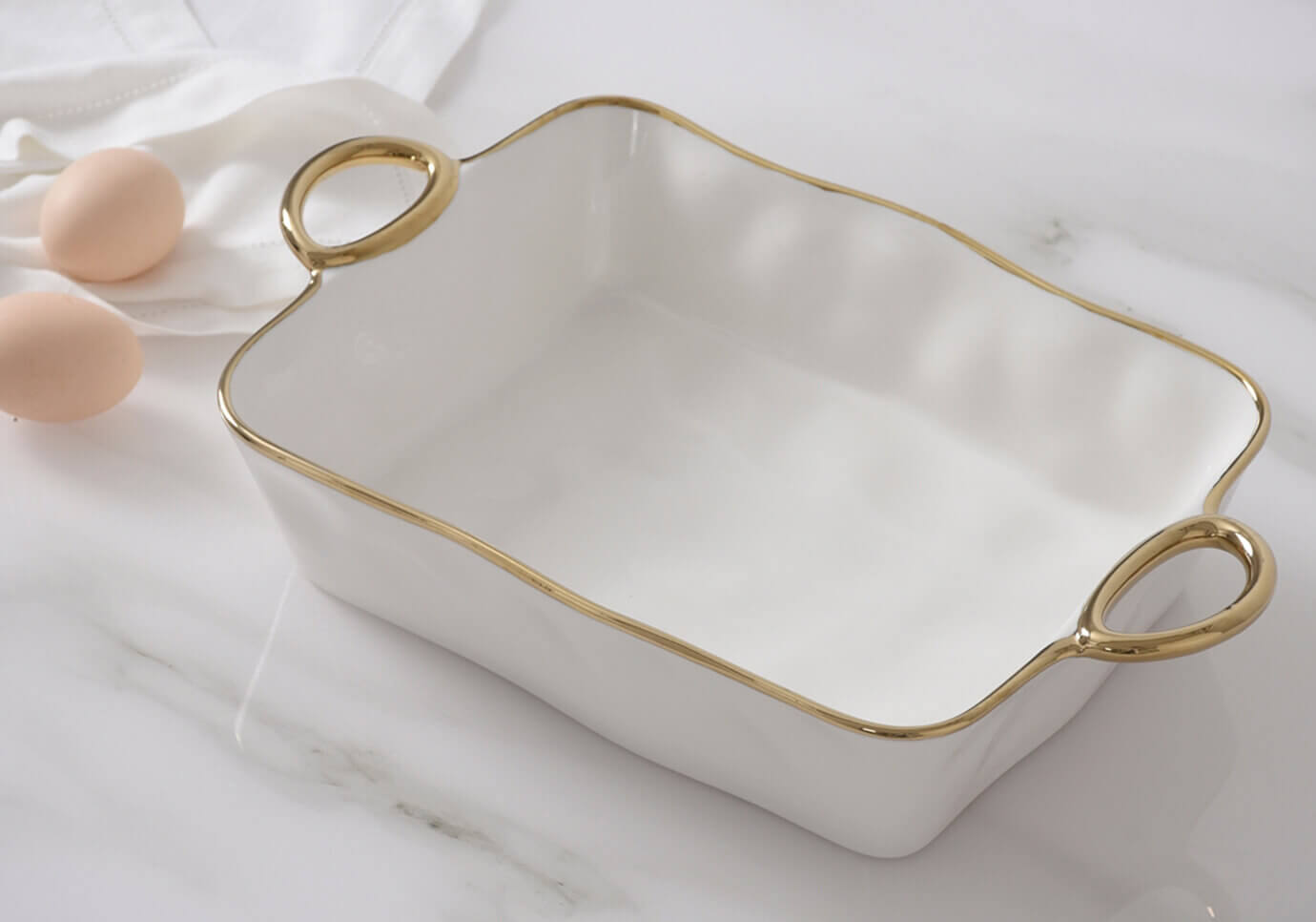 Platon Hondo de Cerámica Rectangular Blanco y Asas Doradas.