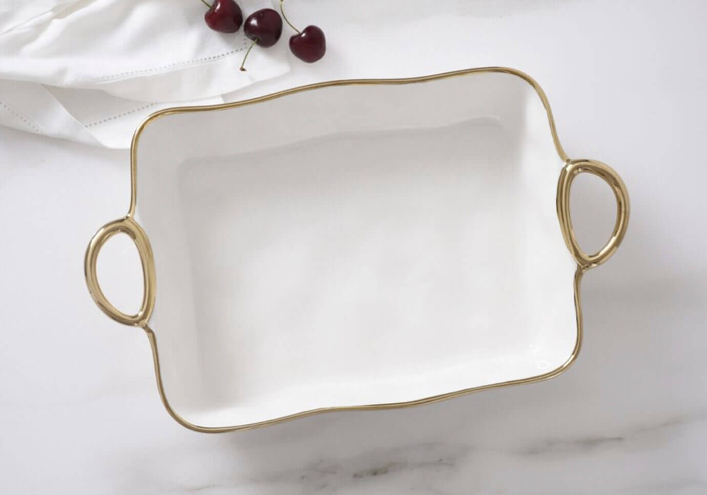 Platon Hondo de Cerámica Rectangular Blanco y Asas Doradas.