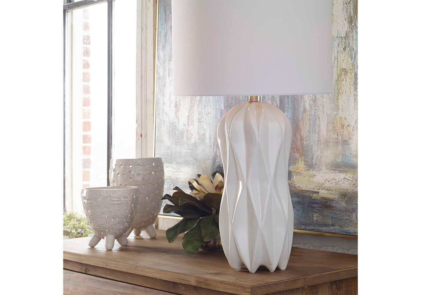 Jarrón de Cerámica Marfil con Perforaciones Base Trípode