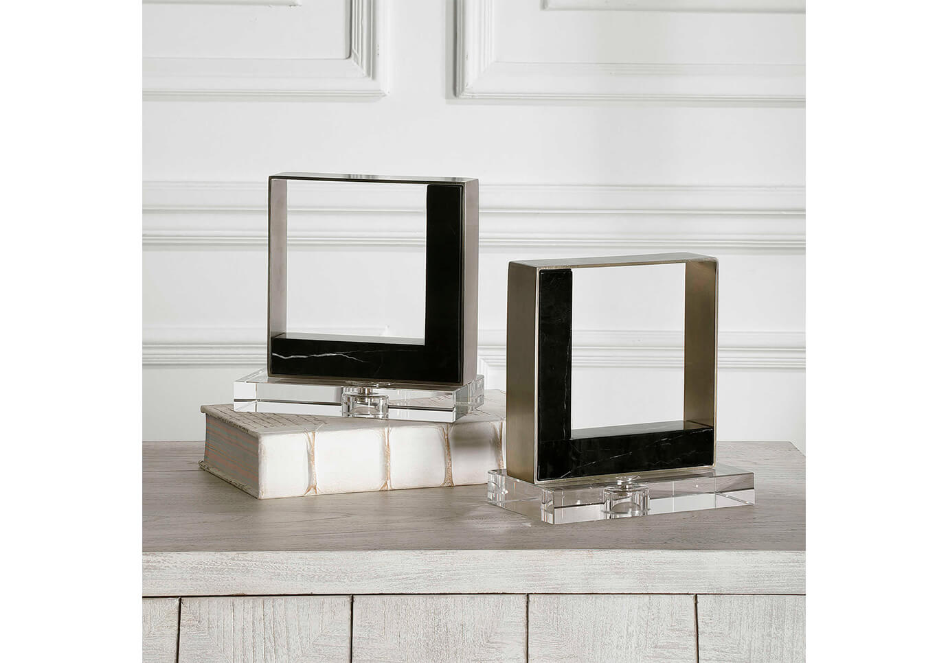 Escultura Sujetalibros Marco Metal con Detalle  de Mármol y Base Cristal - Set de Dos