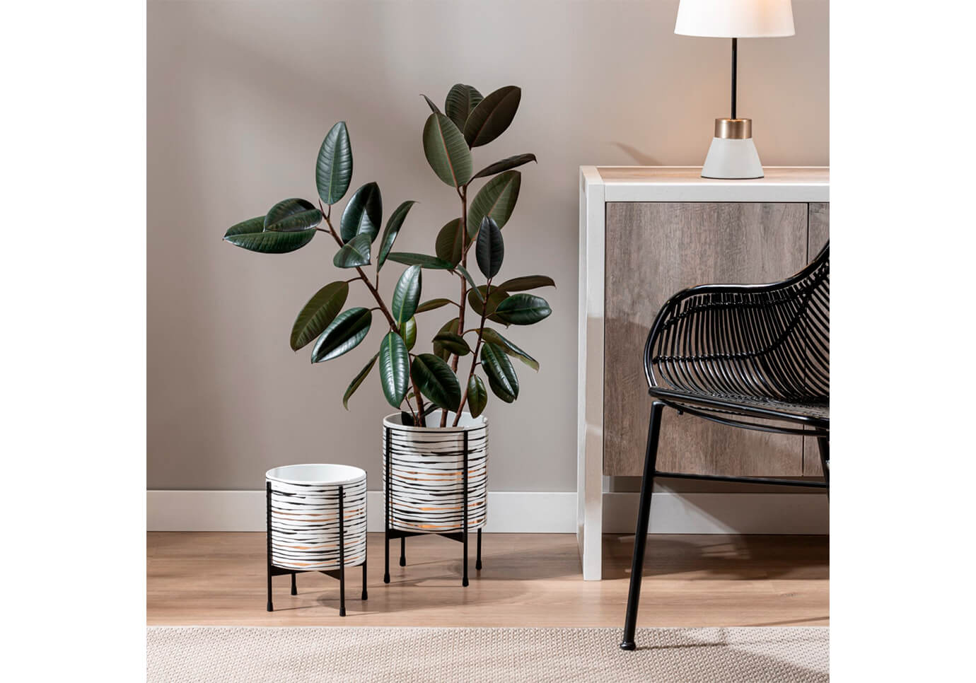 Maceta de Pie Cerámica Blanca Líneas Horizontales