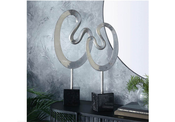 Escultura Abstracta Plana de Aluminio Plateado Base Negra