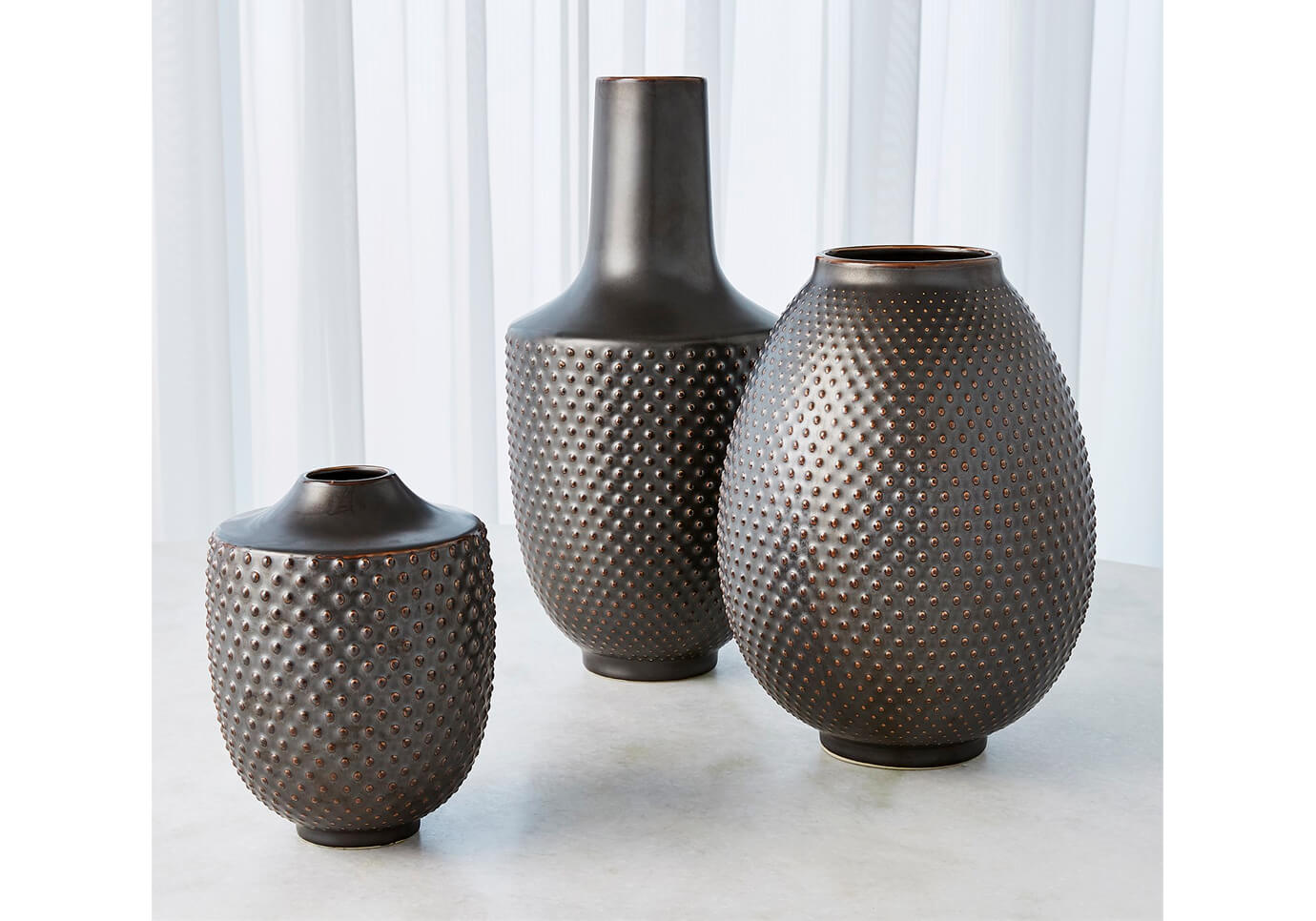 Florero Cerámica Gris Obscuro Puntos Cobre Cuello Alto