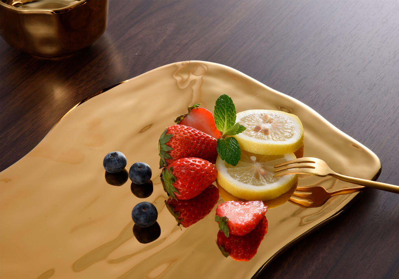 Bandeja de Porcelana Dorada con Asa