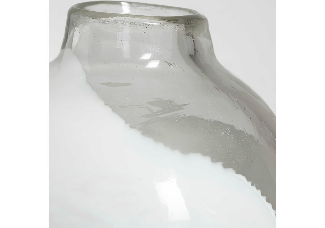 Florero de Vidrio Soplado Esfera Transparente con Blanco