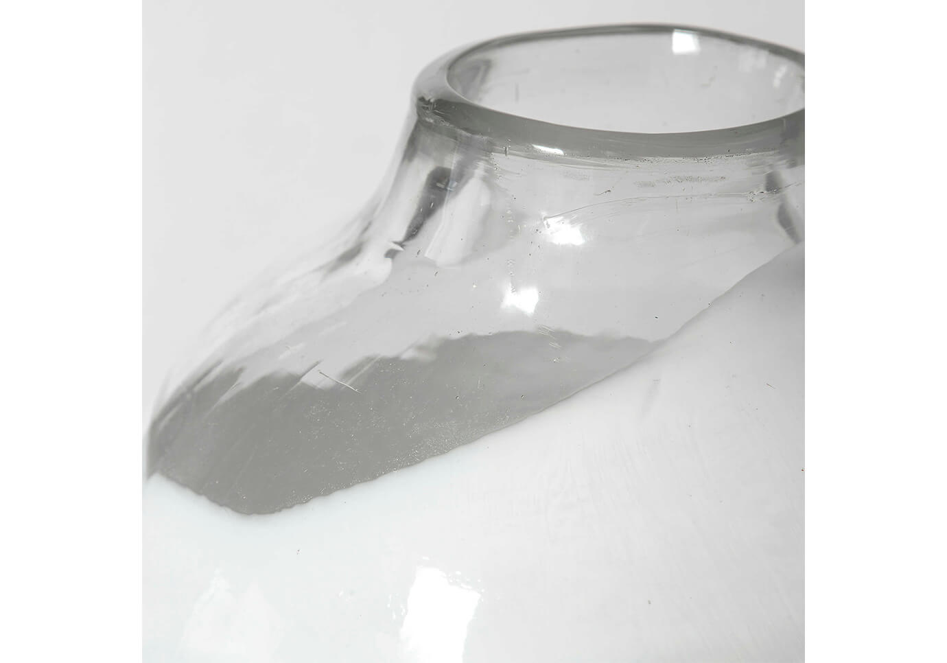 Florero de Vidrio Soplado Esfera Transparente con Blanco Mediano