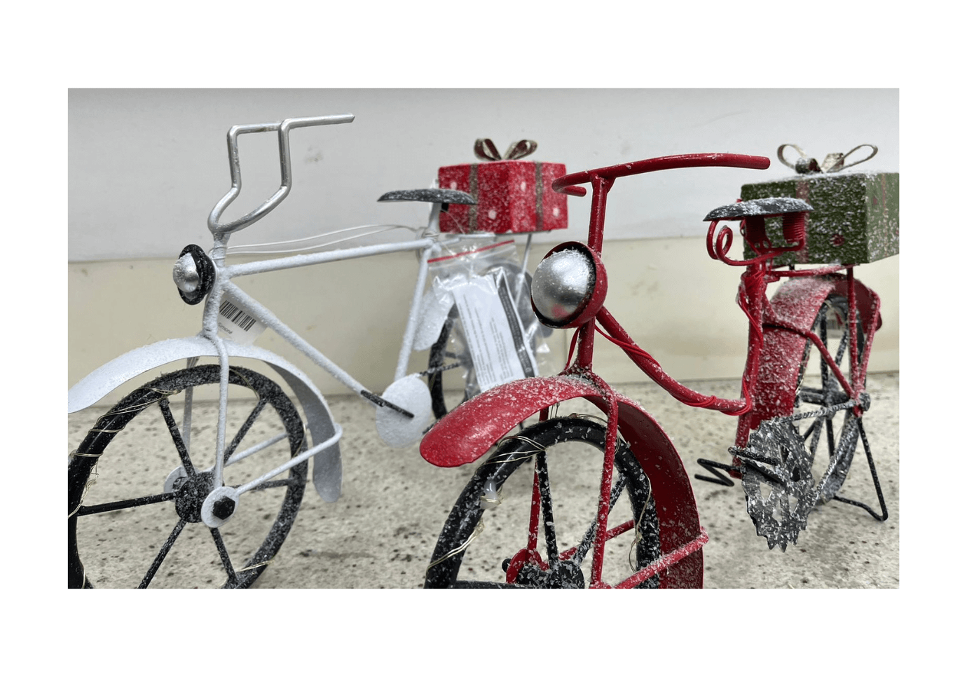 Bicicleta Retro Iluminada con Regalos – Rojo y Blanco
