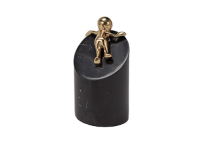 Figura de Latón Color Dorado en Base de Mármol Negro