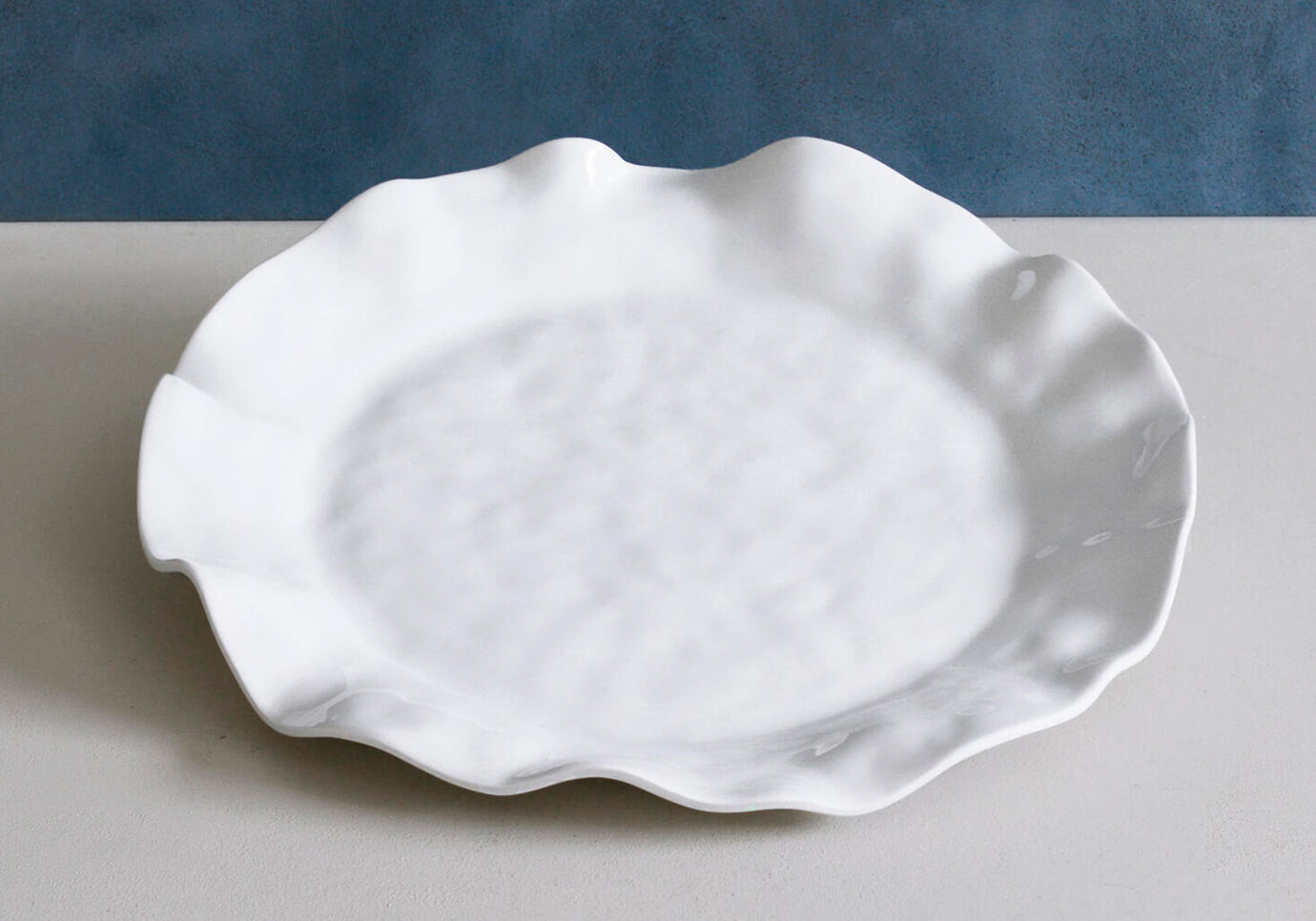 Plato Redondo Melamina Blanco Borde Ondulado
