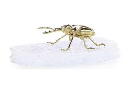 Escultura de Escarabajo en Metal Dorado sobre Piedra de Selenita Transparente