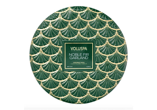 Vela Aromática Voluspa Noble Fir Garland Envase Metálico 12 Oz.