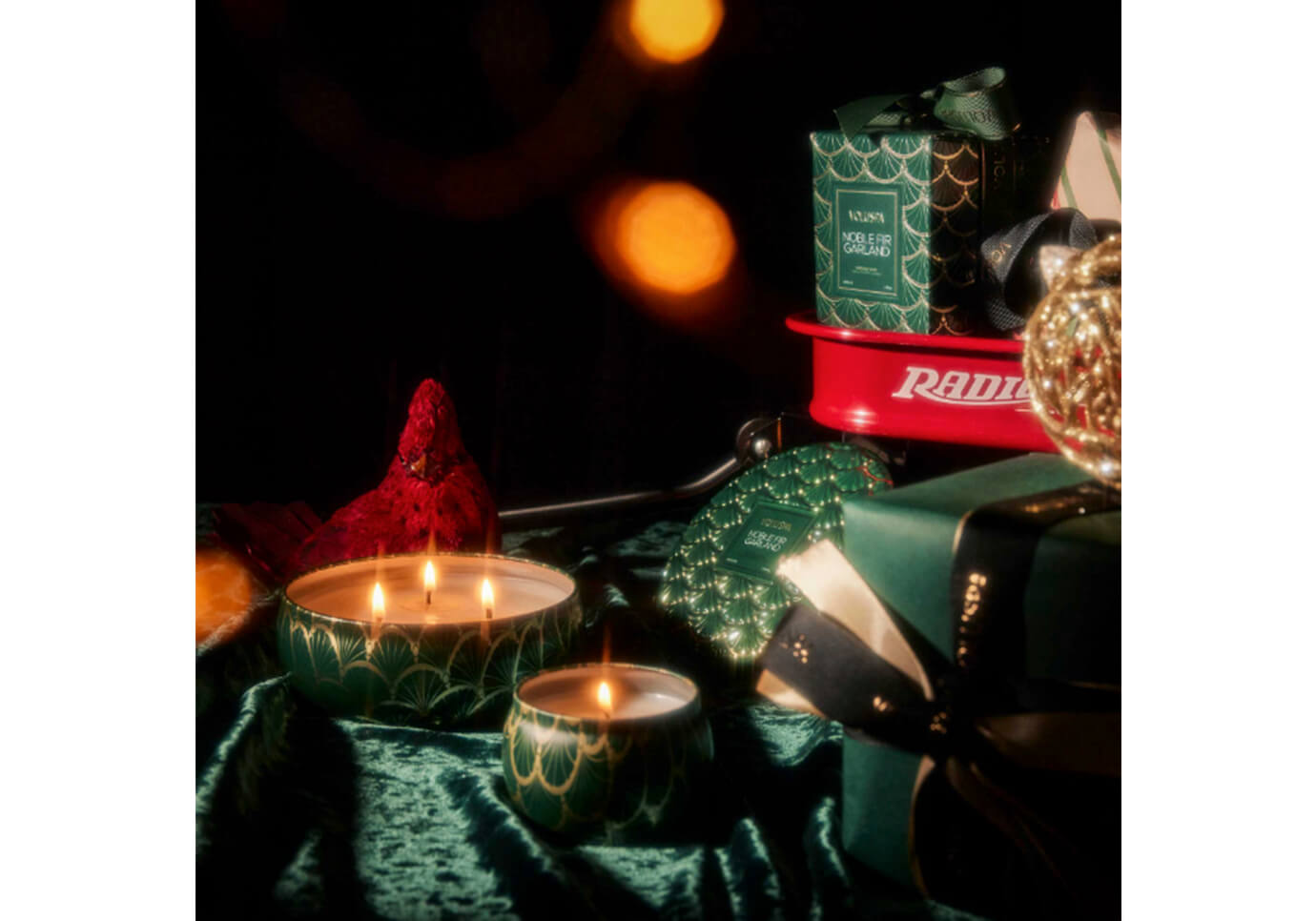 Vela Aromática Voluspa Noble Fir Garland Envase Metálico 12 Oz.