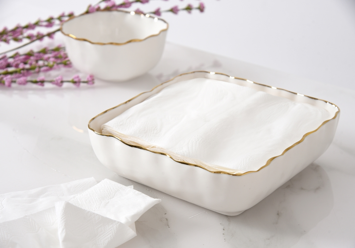 Servilletero de Porcelana con Filo Dorado