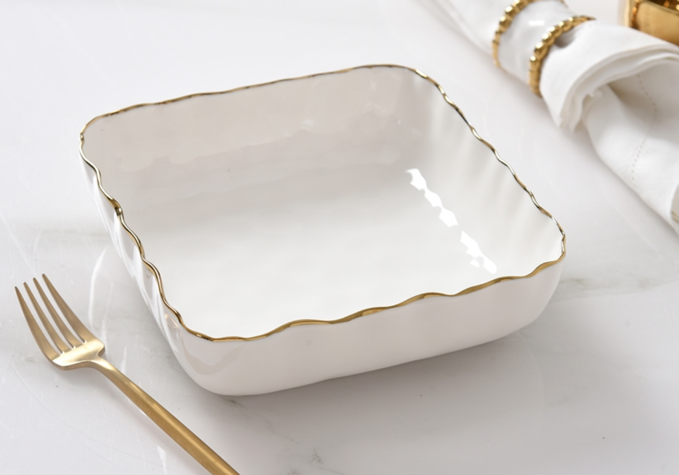 Servilletero de Porcelana con Filo Dorado