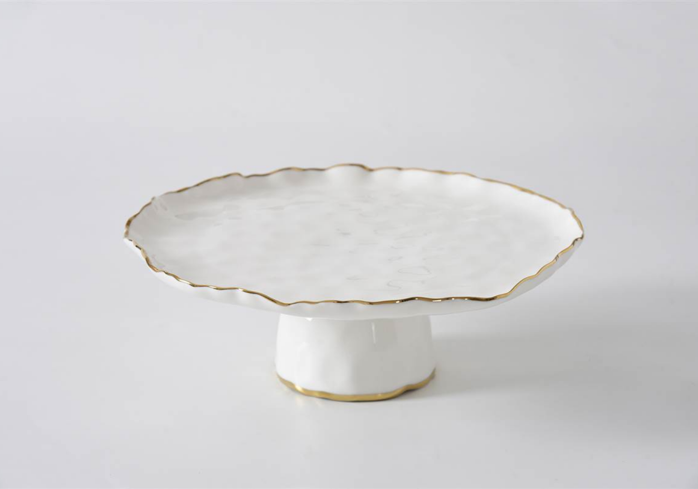 Pastelera de Ceramica Blanca con Base y Filo Dorado