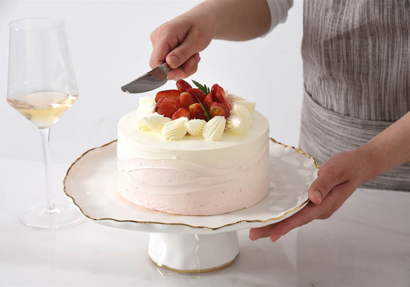 Pastelera de Ceramica Blanca con Base y Filo Dorado