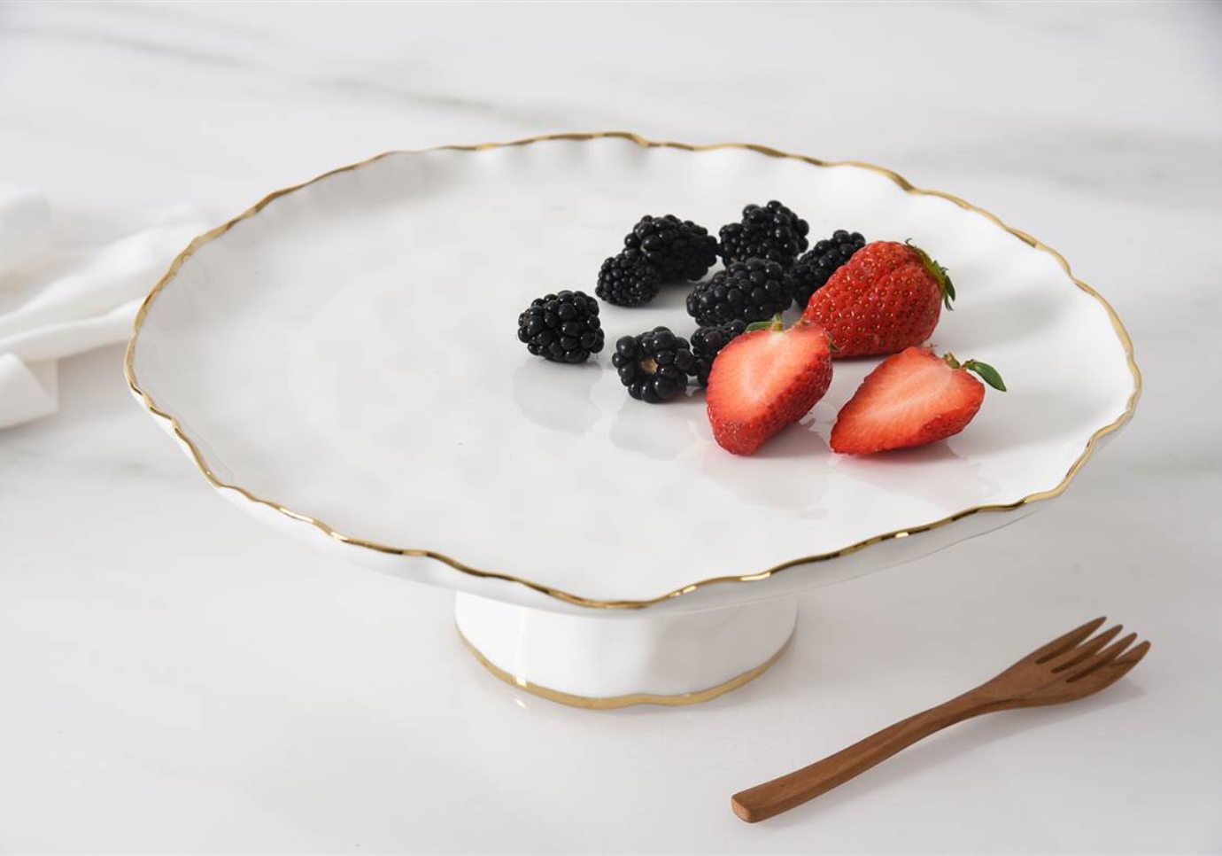Pastelera de Ceramica Blanca con Base y Filo Dorado