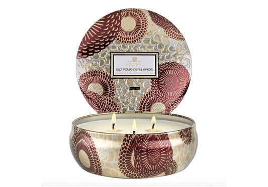 Vela Aromática Voluspa Gilt Pomander & Hinoki Envase Metálico 12 Oz. - Simone