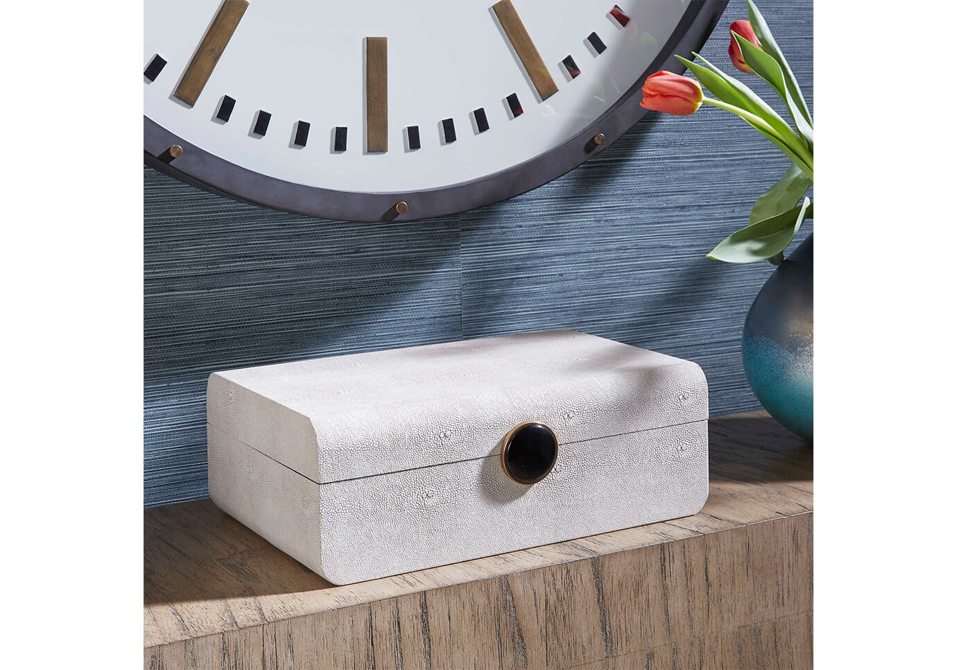Caja de Vinipiel Beige con Broche de Botón Negro - Simone