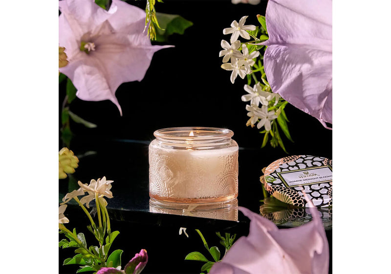Vela Aromática Voluspa Jasmine Midnight Blooms Envase Vidrio 3.2 Oz.