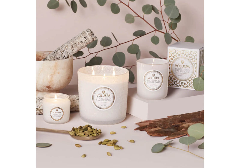 Vela Aromática Voluspa Eucalyptus & White Sage Tarro de Vidrio 4.5 Oz.