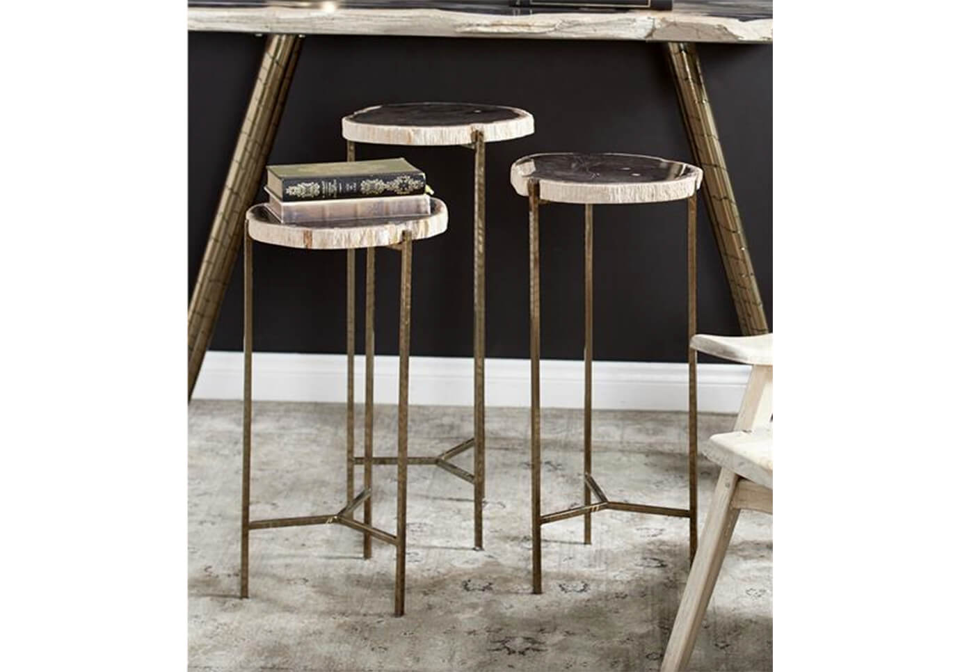 Mesa Ocasional de Madera Petrificada Patas Doradas