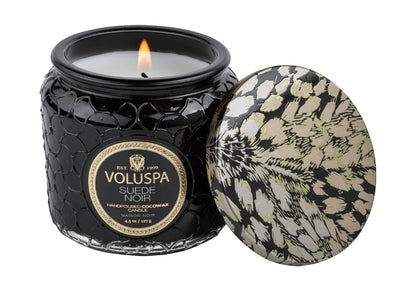 Vela Aromática Voluspa Suede Noir Tarro de Vidrio 4.5 Oz.